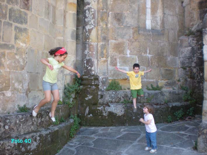 El Pau, la Clara i la Mar a Santillana de Mar